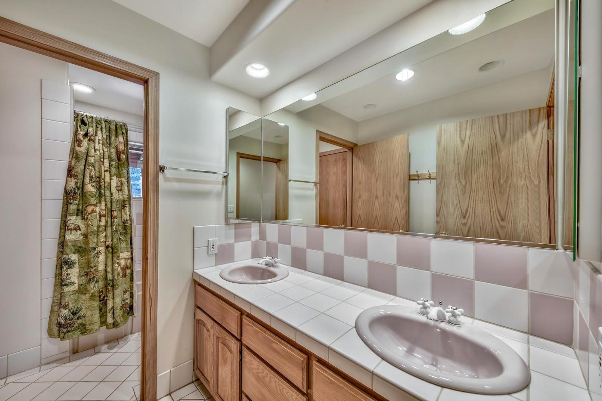 Black Bear - Large 4 Bedroom 4 Ba Hot Tub Game South Lake Tahoe